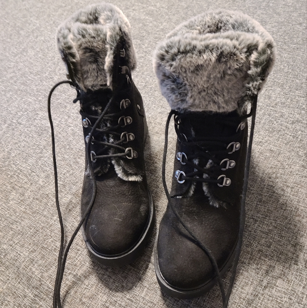 White Mountain black Deserve boot with grey fur